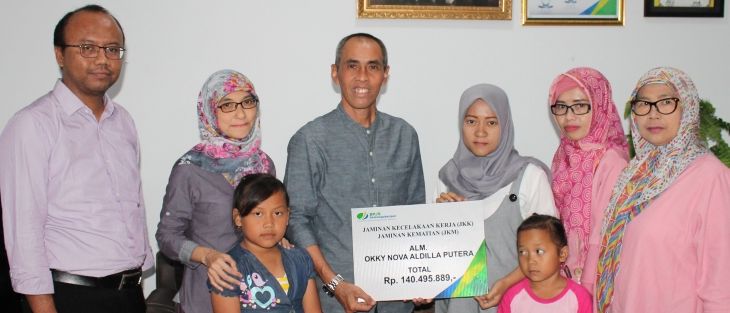 BPJS Ketenagakerjaan Bandung Lodaya menyerahkan santunan kepada ahli waris dari almarhum Okky Nova Aldilla