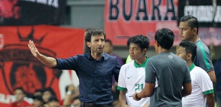 Luis Milla saat memberikan instruksi kepada pemain Timnas U-22 Indonesia (ist)