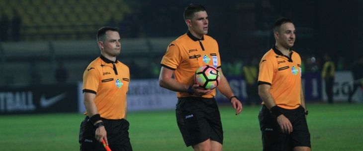 Wasit asing asal Australia, Shaun Robert Evans, dan dua asistennya Wilson Kenneth Brown dan George Lakrindis, saat laga Persib Bandung kontra PS TNI pada pekan ke-18 Liga 1 2017 di Stadion Si Jalak Harupat Kabupaten Bandung, Sabtu (5/8/2017). FOTO: RIANA SETIAWAN/RADAR BANDUNG