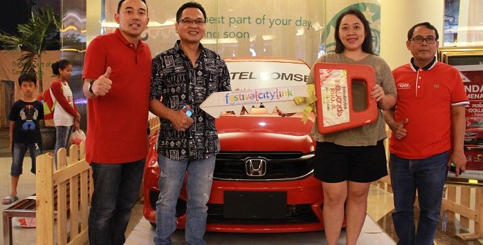 Manager Branch Bandung Telkomsel Saki Bramono bersama Director Festival Citylink Arman Hermawan dan General Manager Customer Service Area Jabotabek Jabar Eko Suprapto mendampingi pemenang utama satu unit Mobil Brio Undian Reward Festival with Telkomsel Ibu Dewi warga Taman Cibaduyut Indah yang juga sudah menjadi pelanggan Telkomsel selama 20 tahun (12/8) .