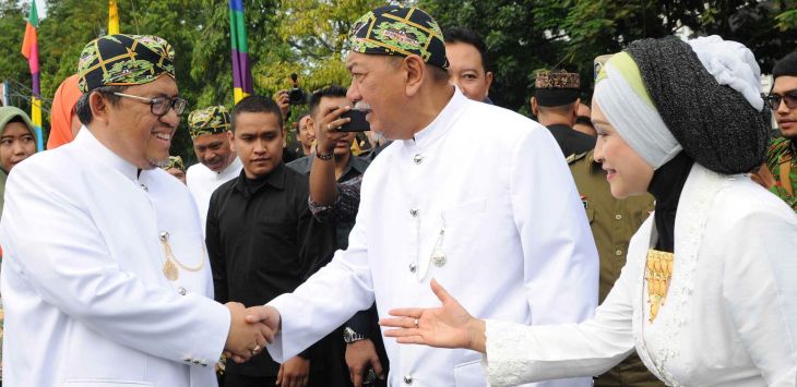 Gubernur Jawa Barat Ahmad Heryawan (Aher) dan Wakil Gubernur Jawa Barat Deddy Mizwar (Demiz) di sela apel peringatan hari jadi Provinsi Jawa Barat Ke-72.