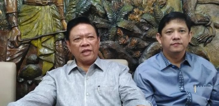 Agus Laksono didampingi Wakil Ketua DPD Partai Golkar MQ Iswara saat diwawancarai wartawan di Bandung (Atep/Pojokbandung.com)