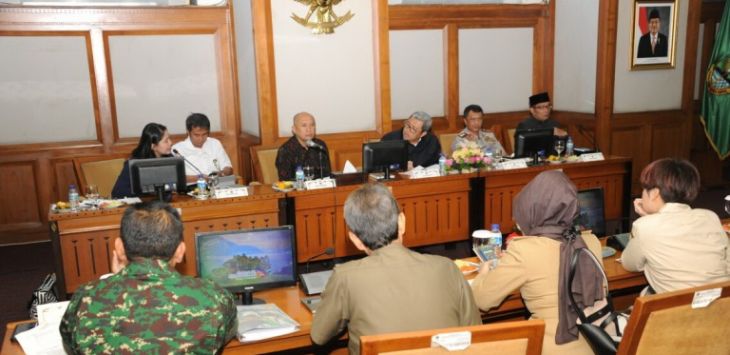 Gubernur Jabar Ahmad Heryawan, Kepala Staf Kepresidenan RI Teten Masduki, Walikota Bandung, Ridwan Kamil dalam rapat Karnaval Kemerdekaan di Gedung Sate, Kota Bandung. 