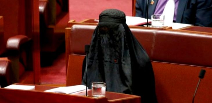 Pemimpin Partai One Nation Pauline Hanson mengenakan burka di sidang majelis tinggi parlemen Australia. Foto via jpnn