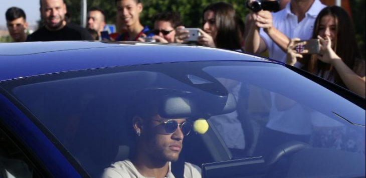 Neymar datang menemui rekannya dan mengucapkan selamat tinggal. foto : Deccan Chronicle
