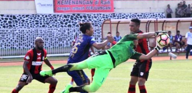 Penjaga gawang Persib Bandung M Natshir menjadi bintang lapangan saat melawan Persipura Jayapura. FOTO: GAMEL/CENDRAWASIH POS  