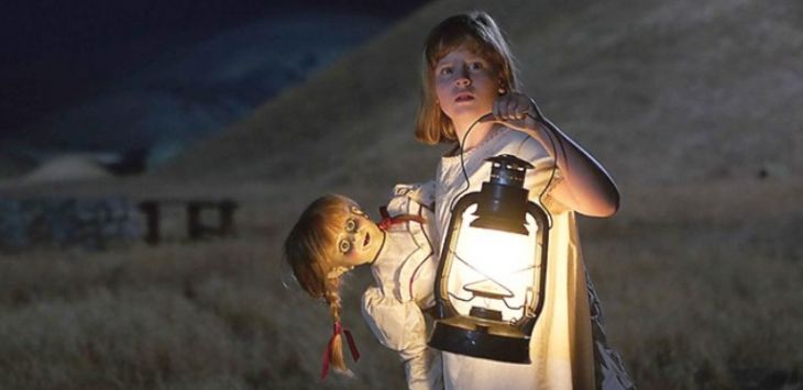 SIAP MENAKUTI: Linda yang diperankan Lulu Wilson dalam Annabelle: Creation. (WARNER BROS.)