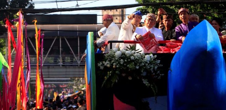 Presiden RI, Joko Widodo bersama Gubernur Jabar Ahmad Heryawan dan Walikota Bandung, Ridwan Kamil menyapa para peserta Karnaval Kemerdekaan Pesona Parahyangan 2017, di Jln. Merdeka Kota Bandung, Sabtu (26/8/2017).  Foto: Riana Setiawan