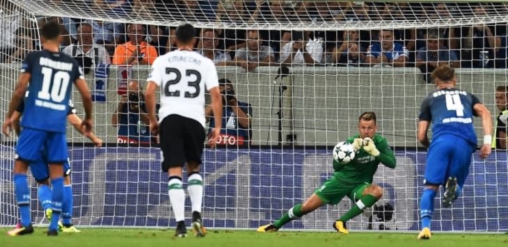 Kiper Liverpool Simon Mignolet sukses menyelamatkan gawangnya dari upaya tendangan penalti pemain Hoffenheim (@liverpoolFC/twitter)