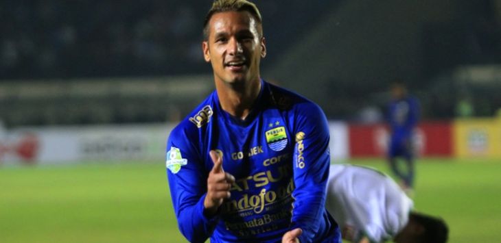 Raphael Maitimo melakukan selebrasi usai mencetak gol ke gawang PS TNI di laga Liga 1 2017. (Riana Setiawan)