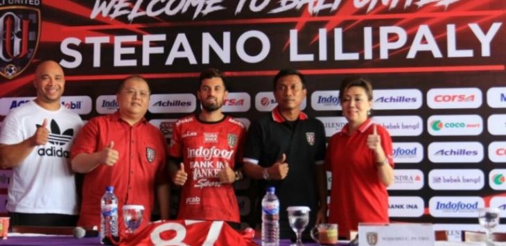 Stefano Lilipaly diapit CEO Bali United Yabes Tanuri dan Coachella Widodo saat jumpa pers di Bebek Bengil (Miftahuddin Halim/Radar Bali