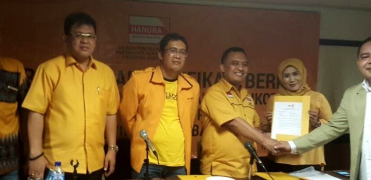 Anggota Fraksi Hanura DPRD Kabupaten Bandung Barat (KBB), Teddy Heryadi (kanan), dalam penjaringan balon bupati/walikota Jabar di Hotel Preanger, Bandung