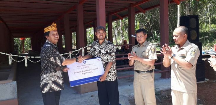 Kepala BI Jabar Wiwiek Sisto Widayat (kiri) menyerahkan bantuan secara simbolis kepada peternak sapi di Purabaya Sukabumi. 