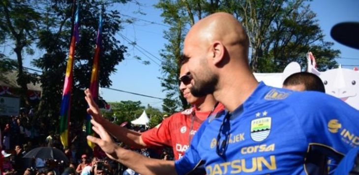 Sergio van Dijk, I Made Wirawan dan Tantan dengan mengenakan kostum Persib Bandung mengikuti Karnaval Kemerdekaan RI ke-72 Jabar di Kota Bandung. (persib.co.id)