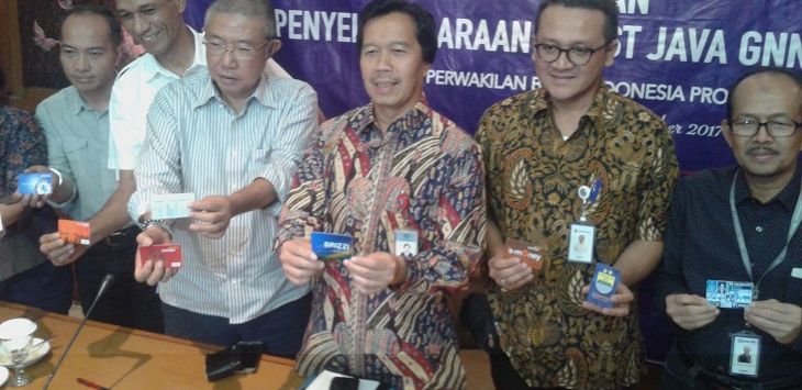 NONTUNAI: Kepala BI Jabar Wiwiek Sisto Widayat bersama para pejabat perbankan dan Jasa Marga usai jumpers Elektronifikasi Jalan Tol di KPw BI Jabar, Bandung, Jumat (29/9).