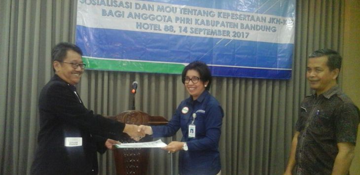 MOU: Kepala BPJS Kesehatan Kabupaten Bandung dr. Irmajanti Lande Batara (tengah) dan Ketua PHRI Kabupaten Bandung H. Use Juhaya (kiri) melakukan MoU kepesertaan JKN-KIS bagi anggota PHRI Kabupaten Bandung di Hotel 88, Kamis (14/9).