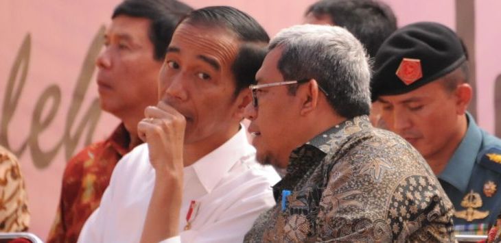 Gubernur Jawa Barat Ahmad Heryawan (Aher) mendampingi Presiden RI Joko Widodo di Sukabumi 