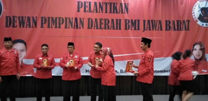 Pelantikan pengurus organisasi sayap PDIP, Banteng Muda Indonesia (BMI) Jawa Barat, di Bandung, Minggu (3/9/2017). (Atep/Pojokbandung.com)