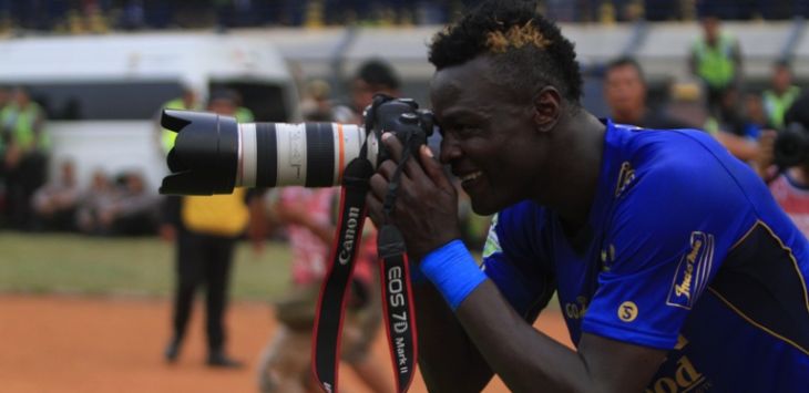 Selebrasi gol striker Persib Ezechiel N'douassel. Foto: Riana Setiawan/Radar Bandung