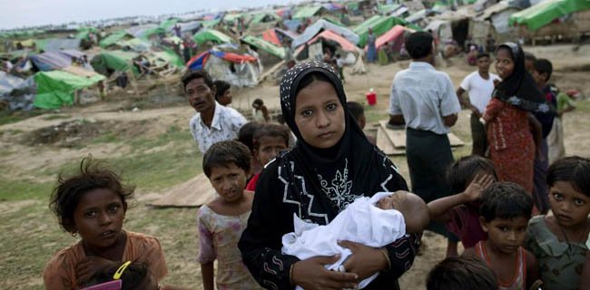 Pengungsi etnis Rohingnya bertahan di perbatasan Bangladesh. Foto via reuters.jpg