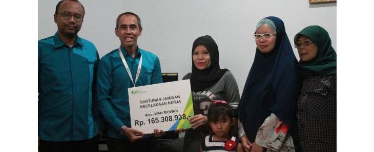 Kepala BPJS Ketenagakerjaan Kantor Cabang Bandung Lodaya Dody Latpurianto dan Kepala Bidang Pemasaran BPJS Ketenagakerjaan Bandung Lodaya Yanuar Wirandono menyerahkan santunan kecelakaan kerja