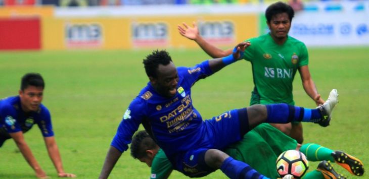 Michael Essien dijegal pemain Bhayangakara FC dalam pertandingan di Si Jalak Harupat, Minggu (24/9) yang berakhir imbang 1-1. (Riana Setiawan)