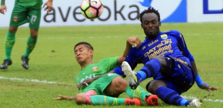 Michael Essien melakukan duel perebutan bola dalam pertandingan Liga 1 2017 kontra Bhayangkara FC di Stadion Si Jalak Harupat, Minggu (24/9). Foto: Riana Setiawan