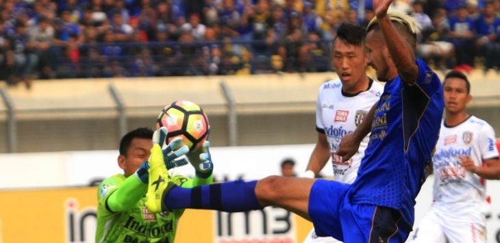 Raphael Maitimo saat berusaha menjebol gawang Bali United dalam pertandingan lanjutan Liga 1 2017 yang berakhir tanpa gol di Stadion Si Jalak Harupat. (Foto: Riana Setiawan)