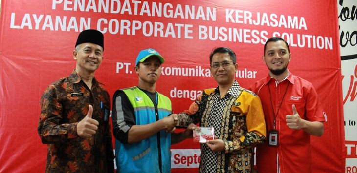 Direktur Teknik & Operasional PD. Kebersihan Kota Bandung Iwan Setiawan Bersama General Manager Sales Regional Jabar Telkomsel Agustiyono di dampingi Manager RAM Jabar Telkomsel Dian Darmawan menyerahkan secara simbolis 1300 kartu perdana sebagai penunjang aktifitas dan kinerja para petugas kebersihan kota Bandung.