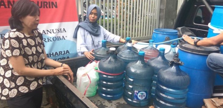 Warga antre untuk mendapatkan air bersih di pengisian ‎air PDAM Tirta Raharja, di Jalan Kolonel Masturi Kota Cimahi. (Gatot Pudji)