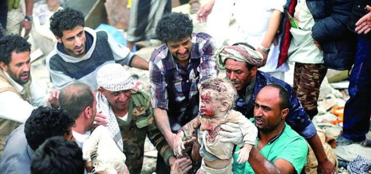 Warga mengevakuasi jenazah Raghad Muhammad Mansour, 3, dan Ayah Muhammad Mansour, 7, dari reruntuhan rumahnya yang terkena serangan udara di Sanaa, Yaman 25 Agustus lalu. Hanya satu saudaranya yang selamat, Buthaina. (KHALED ABDULLAH/REUTERS)
