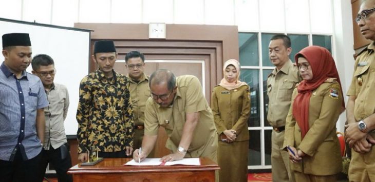 Bupati Bandung Barat, Abubakar menandatangani Naskah Perjanjian Hibah Daerah (NPHD) bersama Panwaslu, Selasa (19/9).