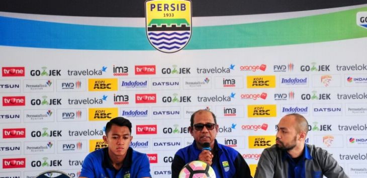 Pelatih Persib Bandung Emral Abus (tengah)