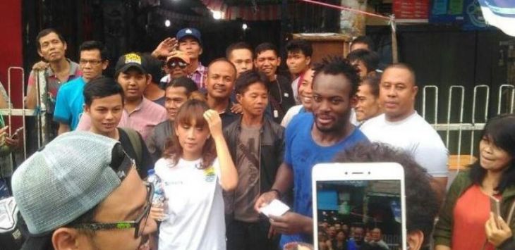 Michael Essien saat berada di pasar tradisional di Bandung (istimewa)