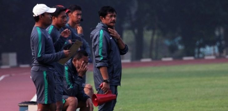 Indra Sjafri saat memantau latihan Timnas U-19 