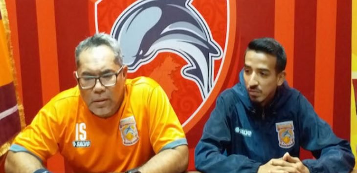 Iwan Setiawan didampingi Manajer Borneo FC, Farid Abubakar menyatakan permintaan maafnya. Foto: Arib Billah/Kaltim Post/JPG