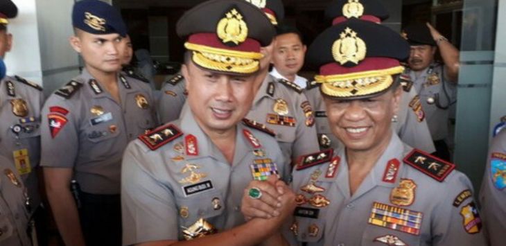 Irjen Pol Agung Budi Maryoto resmi menjabat Kapolda Jawa Barat menggantikan Irjen Pol Anton Charliyan (kanan).