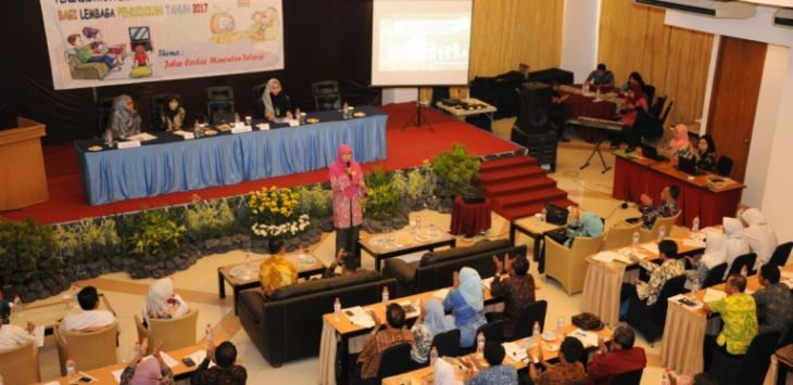 Netty Prasetyani saat menjadi pembicara dalam Workshop Peningkatan Pemahaman Literasi Media Penyiaran Bagi Lembaga Pendidikan dengan tema 