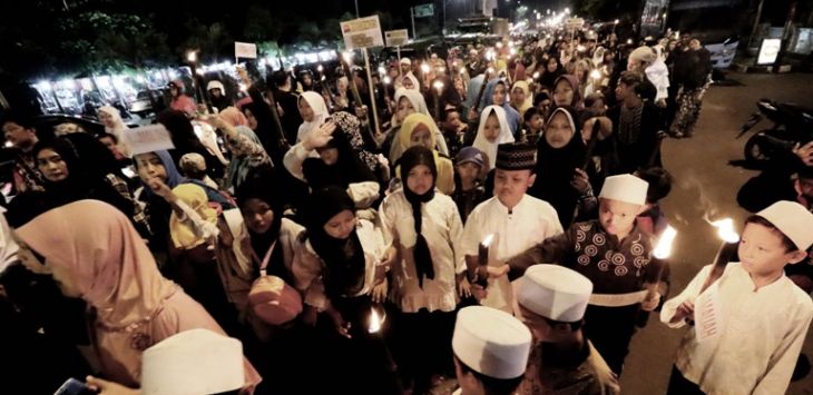 Ratusan warga melakukan pawai obor memperingati Tahun Baru Islam di jalan Raya Ccimindi Kota Cimahi, Rabu malam (20/9/2017). Foto: Ramdhani