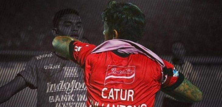 Irfan Bachdim persembahkan golnya untuk Catur Yuliantono. (Instagram @ibachdim/@ewinsetyo)