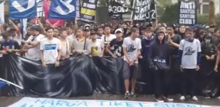 Bobotoh Persib melakukan aksi unjuk rasa menuntut perbaikan prestasi Persib Bandung. (Pojokbandung)