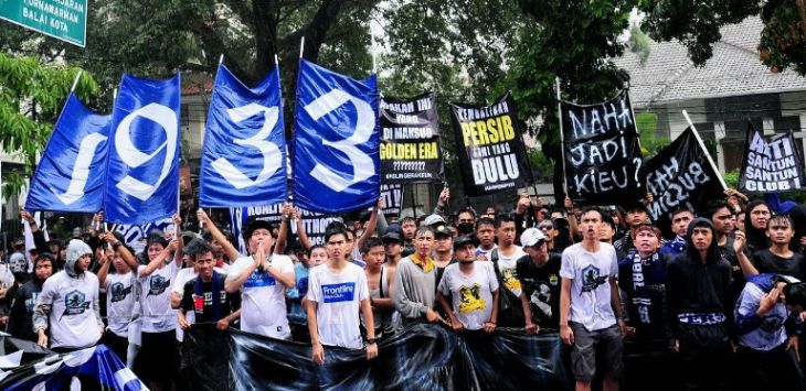 Bobotoh yang tergabung dari sejumlah kelompok suporter pendukung Persib Bandung melakukan aksi damai di depan Graha Persib, Jalan Sulanjana, Kota Bandung, Jawa Barat, Selasa (17/10). (Foto: Taufiq Hidayat/Job)