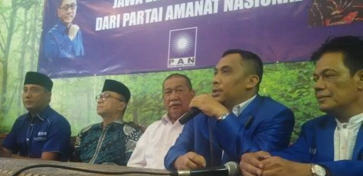 Ketua DPW PAN Jabar Ahmad Najib Qudratullah dan jajaran pengurus PAN Jabar bersama Deddy Mizwar. (Foto: Atep Kurniawan)