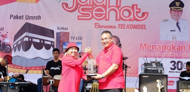 EVP Area Jabotabek Jabar Telkomsel Ririn Widaryani bersama Walikota Tasikmalaya Budi Budiman dalam acara Jalan Sehat Bersama Telkomsel di Balaikota Tasikmalaya menyambut Hari Jadi Kota Tasik. 