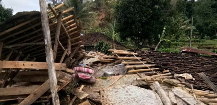 salah satu rumah porakporanda dalam peristiwa longor di Cianjur. (BNPB)