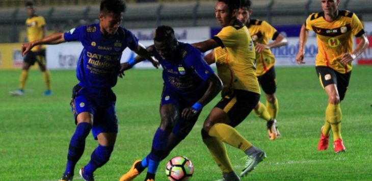 Duel Persib vs Barito Putera. Foto: Riana Setiawan/Radar Bandung