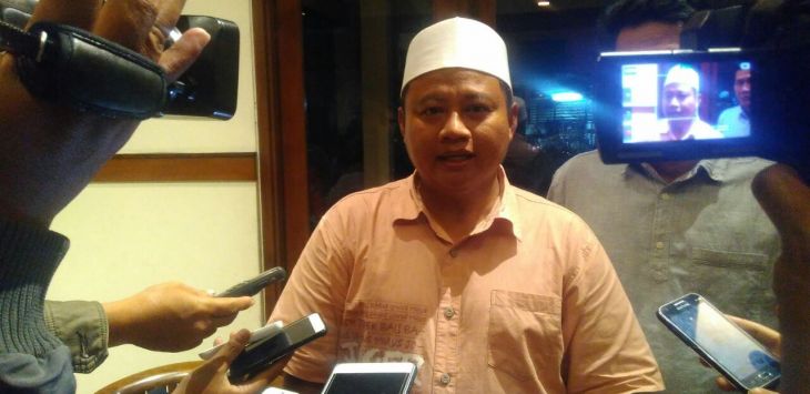 WAWANCARA: Bupati Tasikmalaya Uu Ruhzanul Ulum saat diwawancara wartawan terkait calon wakil gubernur sebagai pendamping Ridwan Kamil dalam Pemilihan Gubernur Jawa Barat tahun depan.