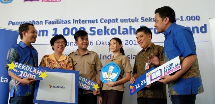 (Kiri ke kanan) Caretaker Vice President XL Axiata North Region, Mozes Haryanto Baottong, Kepala Sekolah SMA Negeri 8 Manado, Ibu Mediatrix Maryani Ngantung, Siswa dan Siswi SMAN 8 Manado, Kepala Dinas Pendidikan Daerah Provinsi Sulawesi Utara, Asiano Gamy Kawatu, SE. dan Manager CSR & Sustainability XL Axiata, Achmad Pradipta dalam acara penyerahan program 1000 sekolah broadband di Manado. Jumat (6/10).