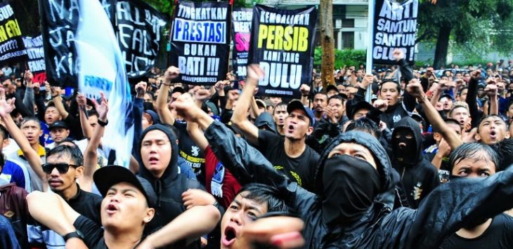 Bobotoh yang tergabung dari sejumlah kelompok suporter pendukung Persib Bandung melakukan aksi damai di depan Graha Persib, Jalan Sulanjana, Kota Bandung, Jawa Barat, Selasa (17/10). (Foto: Taufiq Hidayat/Job)