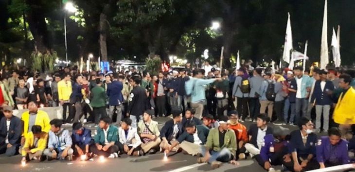 Massa Aksi yang mayoritas mahasiswa melakukan unjuk Rasa Tiga Tahun Pemerintahan Jokowi-JK akhirnya dibuarkan paksa. (Ridwan/JawaPos.com)